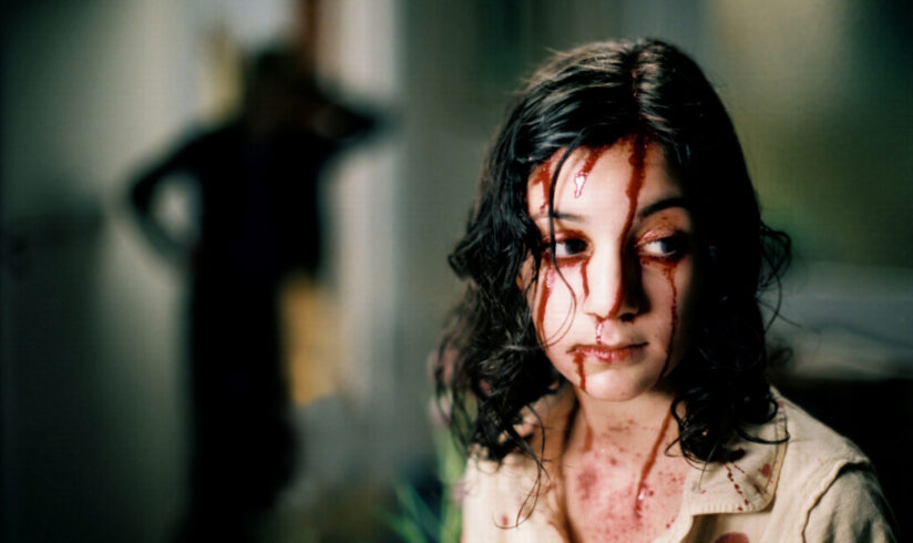 Hình ảnh cô bé Eli ma cà rồng đầy ám ảnh và cô độc trong Let The Right One In (2008)